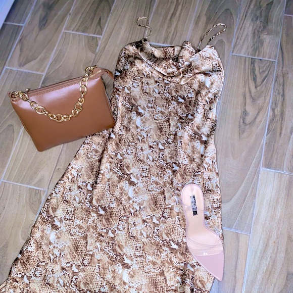 Forever 21 Dresses & Skirts - SILK Dress 🌹